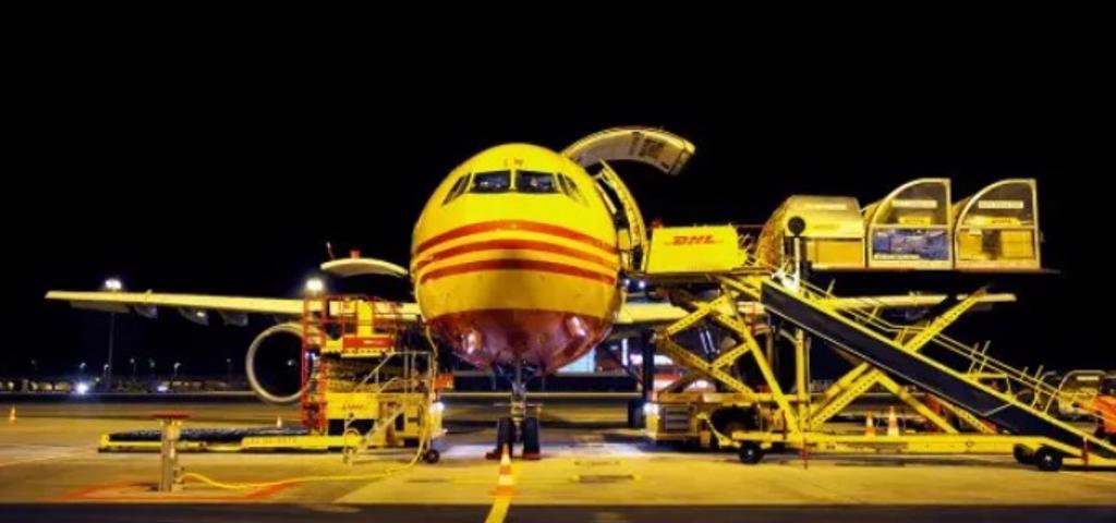 Βιώσιμα αεροπορικά καύσιμα για να μεταφέρει τα πακέτα της η DHL Βιώσιμα αεροπορικά καύσιμα για να μεταφέρει τα πακέτα της η DHL